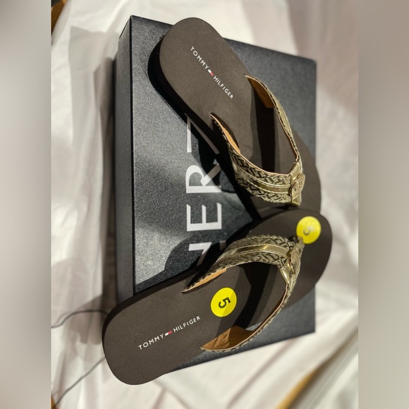 New Tommy hilfiger flip flop - Picture 4 of 5